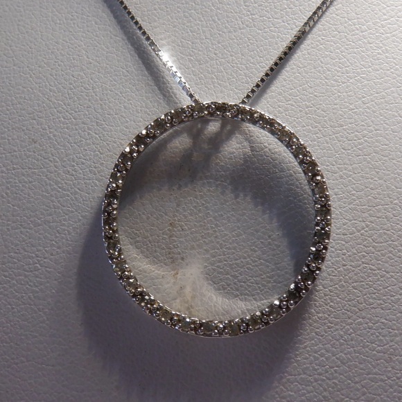 10k round diamonds pendent 1/3tcw 16’